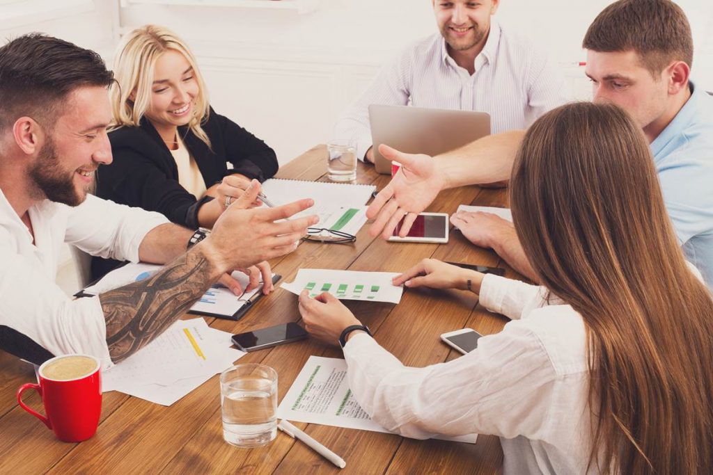 Servicios dirigidos a los recursos humanos.